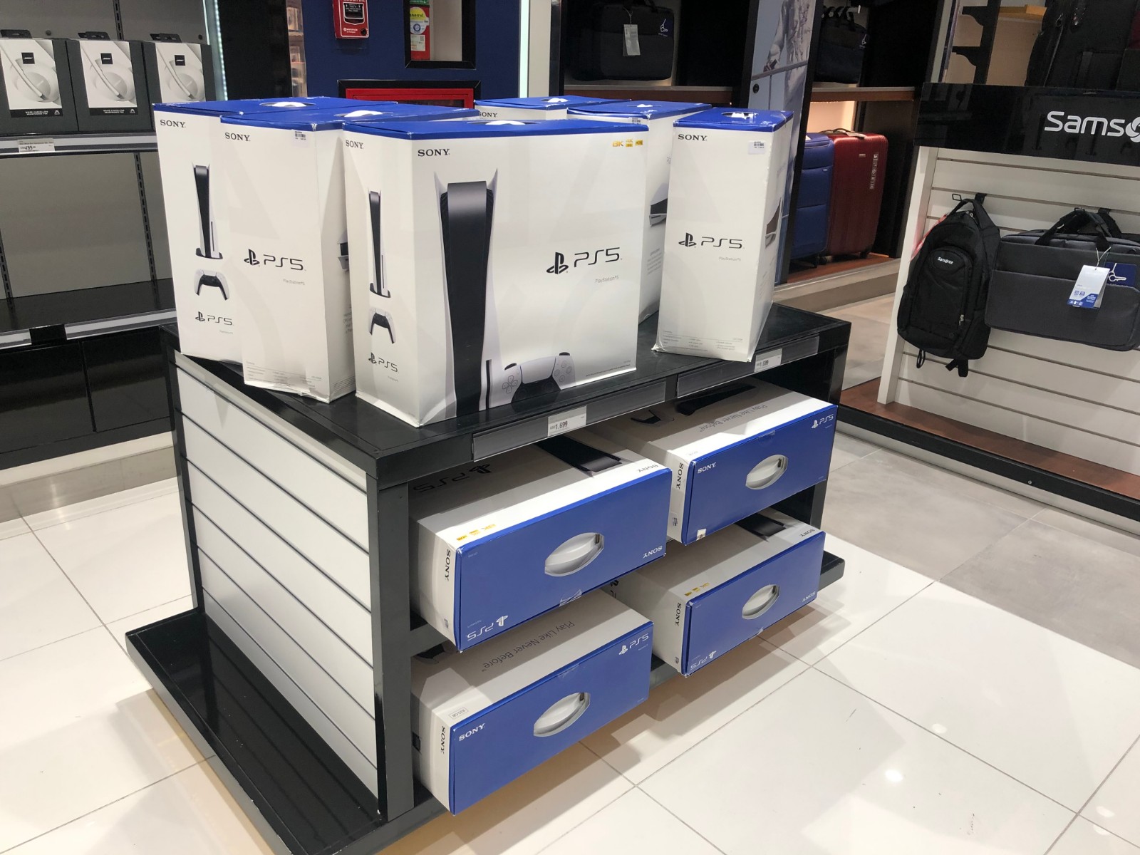 阿根廷首都机场免*
店PS5售价高达1699美元