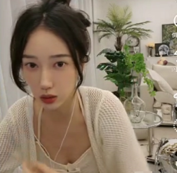 斗鱼户外主播小董性别被质疑，本人直播直接开麦对线！