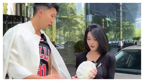 网红聂小雨穿瑜伽裤开车痕迹明显，网友：“取关了”！