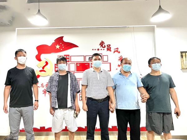 网红成都六勇士找到了！合力制服街头持刀伤人歹徒！