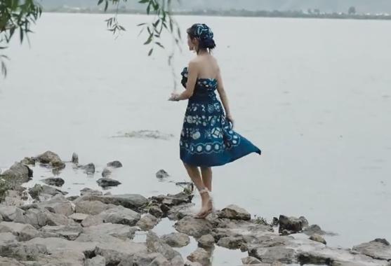 网红唐小鱼模仿李子柒做衣服，网友：不去当设计师可惜了！”