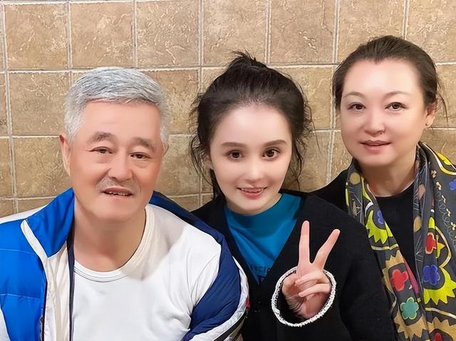 网红球球直播间罕见聊起“交友观”，表示：只和经济水平相当的人交朋友！