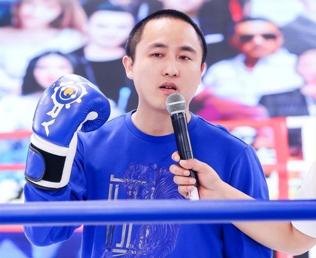 网红散打哥欲签约某牙一姐，当众放话：“每天刷100万，连刷10个月”