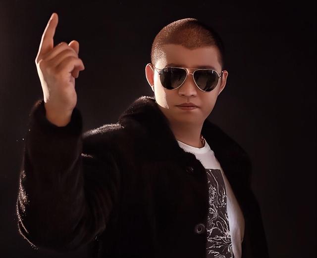 网红二驴播放歌曲《天之大》，情绪低落提前下播！