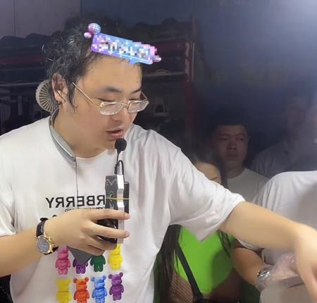 网红倪海杉空降青岛夜市开户外直播，现场接地气送温暖，网友直呼感动！