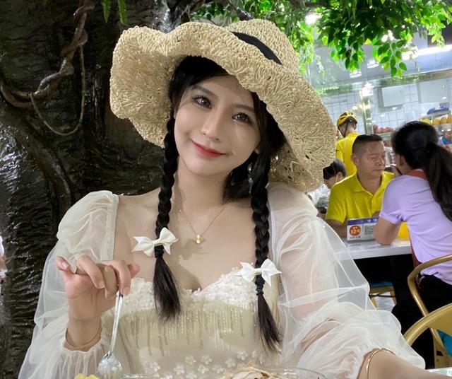 网红张若欢连麦辛巴“不慎”走光？二驴调侃遭平台官方警告！