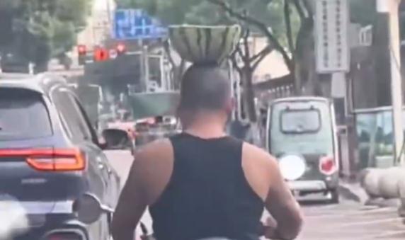 网红“杂技哥”男子头顶西瓜骑电动车被查处，网友：技术高超令人惊叹！