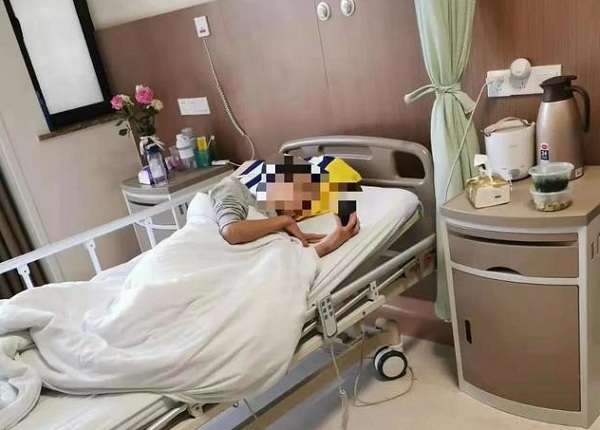 绍兴网红少年跳下11楼致残仍难戒网瘾，事后仍充值过万本性难移！