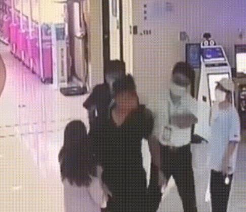 女网友影院制止熊孩子反被家长踹伤，网友：太猖狂了！