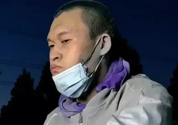 赵本山的亲传网红弟子小沈龙，真的混到去搬砖了吗？