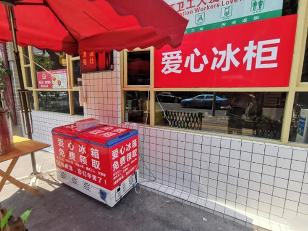 免费取水网红冰柜水却越取越多？看到监控老板直呼：“很感动”！