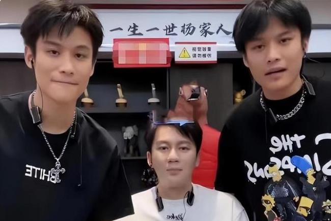 网红小杨哥直播间再次迎来明星大咖，对方虽坐C位但却插不上嘴！
