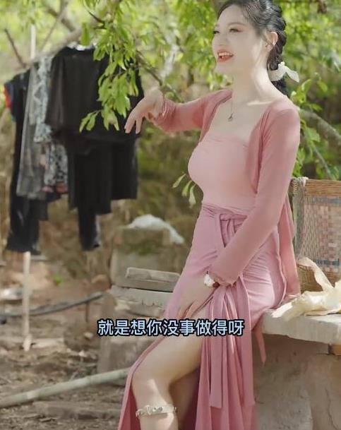 网红唐小鱼又玩新花样，身穿汉服裙竞对爷爷撩裙子露大腿，网友：早晚封！