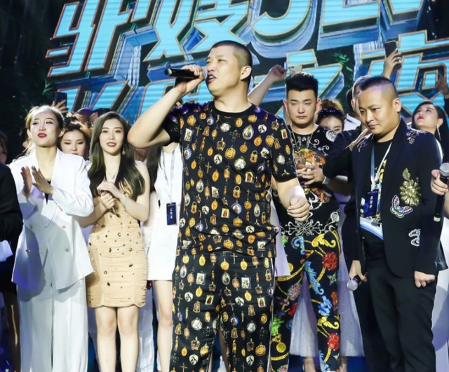 网红二驴出席活动登台演唱当众下跪，直言：“面子不值钱！”