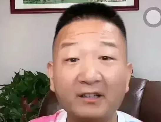 网红小阿giao直播时坦言：一开播就有黑粉带节奏，收不到礼物愁坏了！