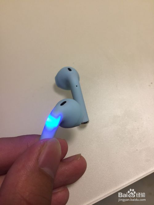 带充电仓的蓝牙耳机怎么用
