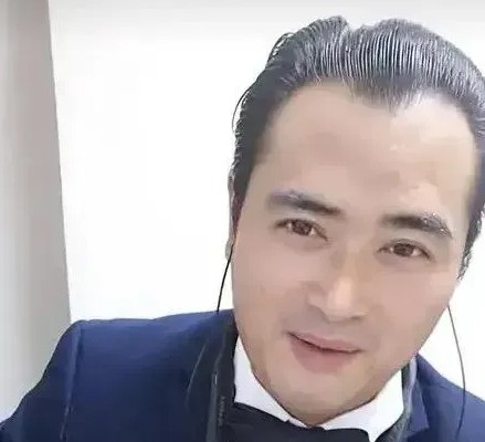 广西小伙模仿周润发走红网络，自认相似度达到99.99%！