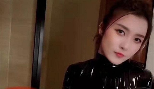 皮衣战神5分钟聂小雨视频吃鸡片段被曝光，网友：有恶意剪辑痕迹！