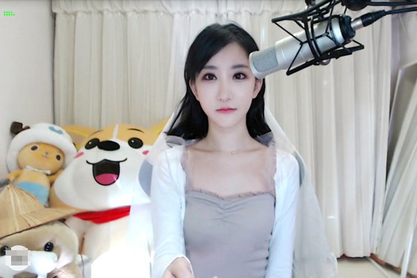 知名网红郭mini是忘了关摄像头截图被疯传，网友：难怪被封号！