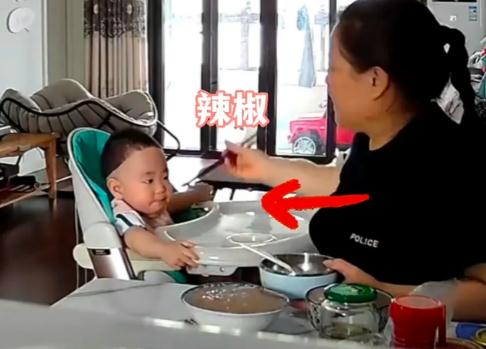 保姆掌掴1岁孩子并强行喂辣椒，网友：狠毒心肠！