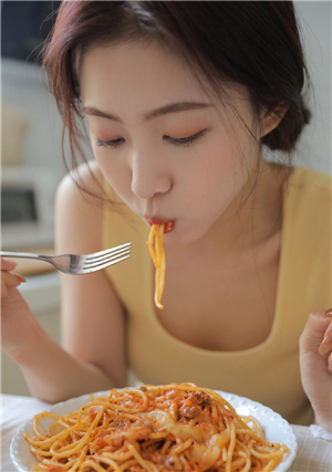 十九岁女rapper越南宣布迎来放映日期，网友：反反复复还是算了